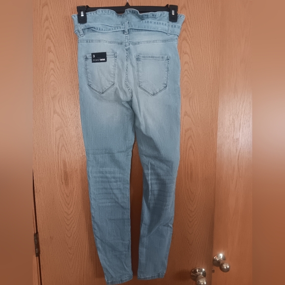 Women's size 3, two pair of high rise belted skinny jeans - Picture 6 of 7